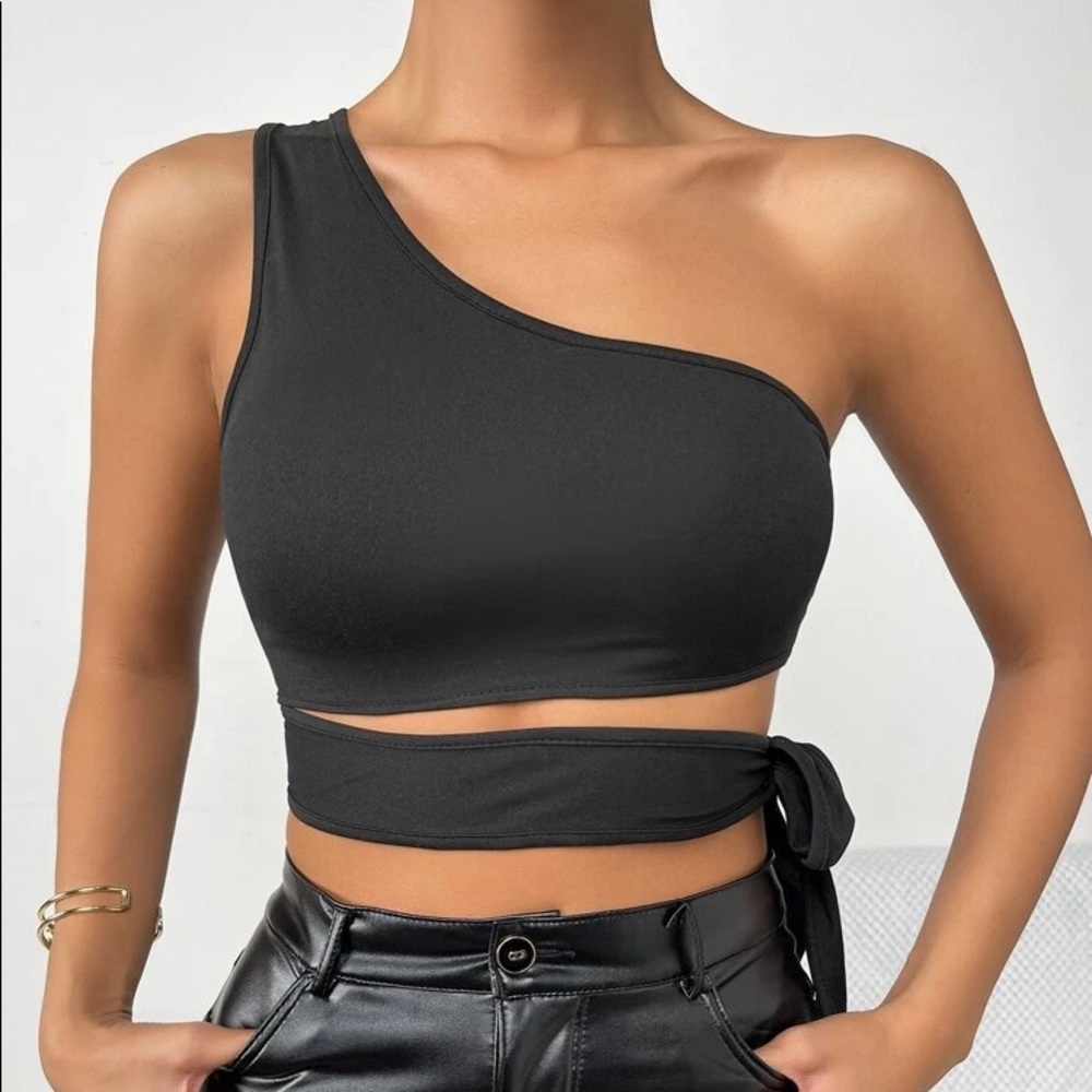 One shoulder cutout croptop